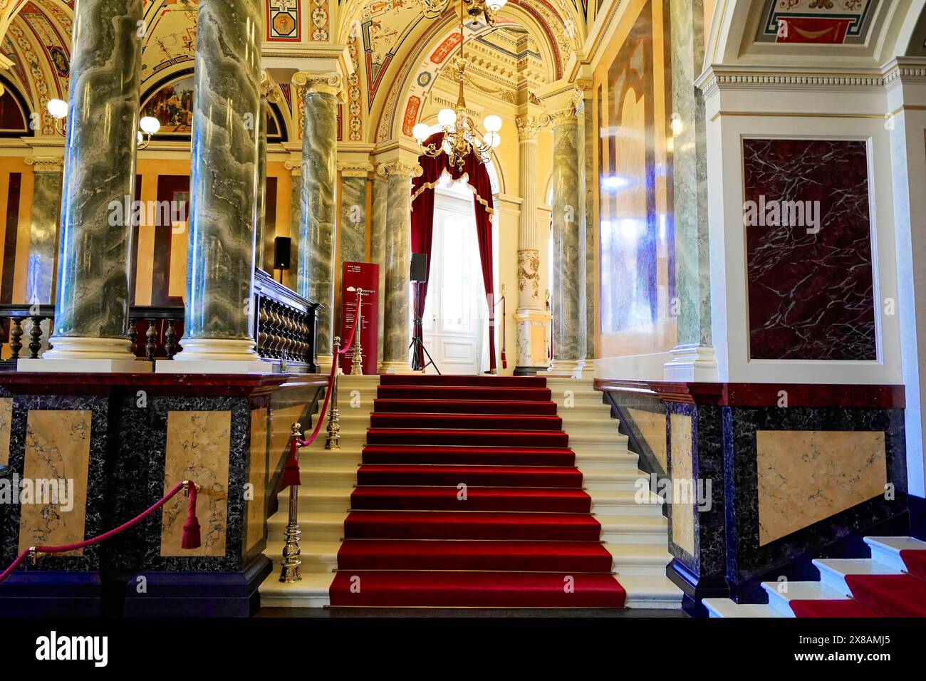 Innenarchitektur, Semperoper, Dresden, Sachsen, Deutschland, Europa, herrliche Treppe mit rotem Teppich und Marmorsäulen in einem historischen Gebäude, Europa Stockfoto