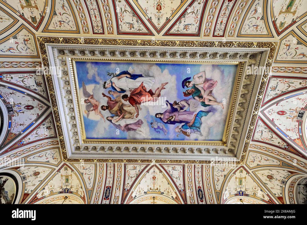 Innenarchitektur, Semperoper, Dresden, Sachsen, Deutschland, Europa, kunstvoll bemalte Decke mit Deckenfresko, das Engel und Figuren in einem himmlischen Himmel zeigt Stockfoto