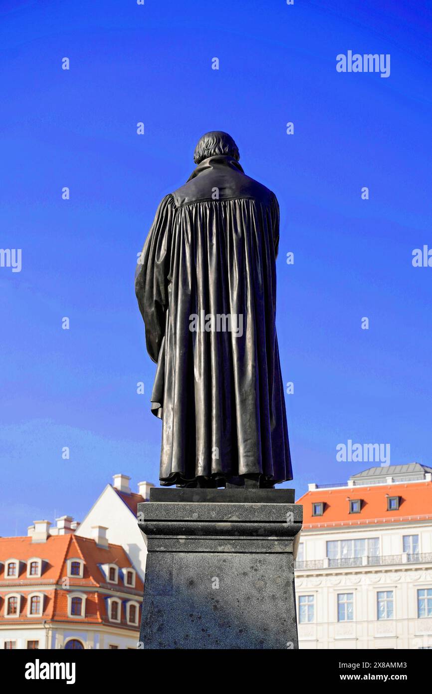 Martin-Luther-Denkmal in der Kirche unserer Lieben Frau, Altstadt, Dresden, Sachsen, Deutschland, Europa, Statue eines historischen Charakters von hinten gesehen, in fr Stockfoto