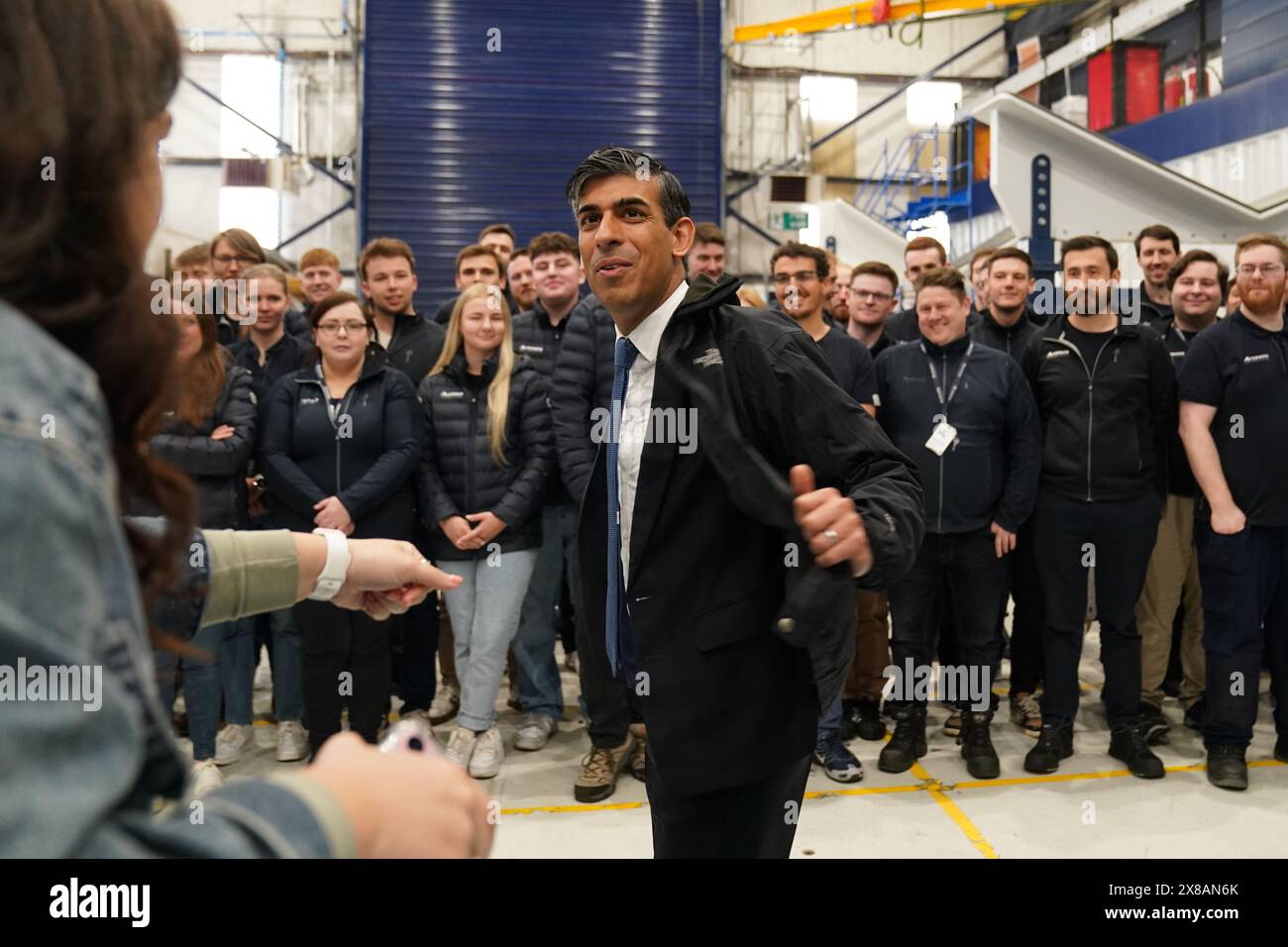 Premierminister Rishi Sunak während seines Besuchs in einem maritimen Technologiezentrum auf einer Werft in Nordirland, während er auf dem Wahlkampfpfad für die allgemeinen Wahlen war. Bilddatum: Freitag, 24. Mai 2024. Stockfoto