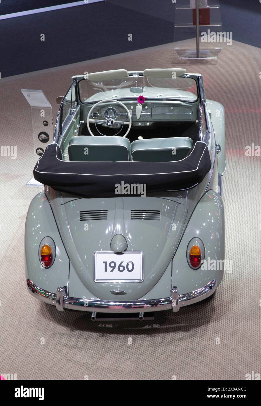 Auf der Techno Classica, der Fachmesse für Oldtimer, Klassiker und Prestigefahrzeuge, Motorsport, M, ist ein Volkswagen Beetle Cabriolet aus dem Jahr 1960 zu sehen Stockfoto
