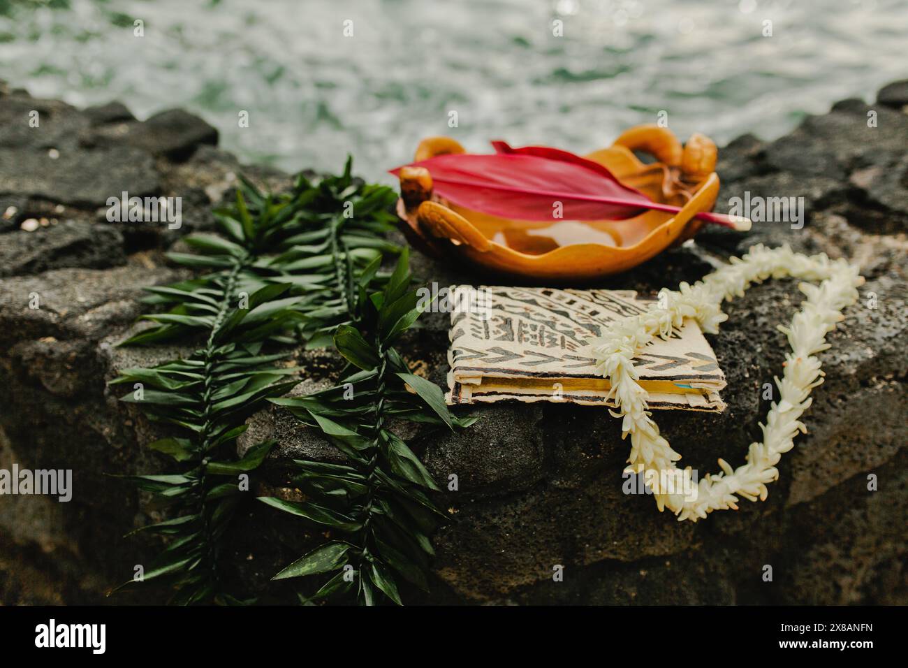 Hawaiianische Hochzeitszeremonie Heilige Gegenstände für tropische Hochzeit Stockfoto