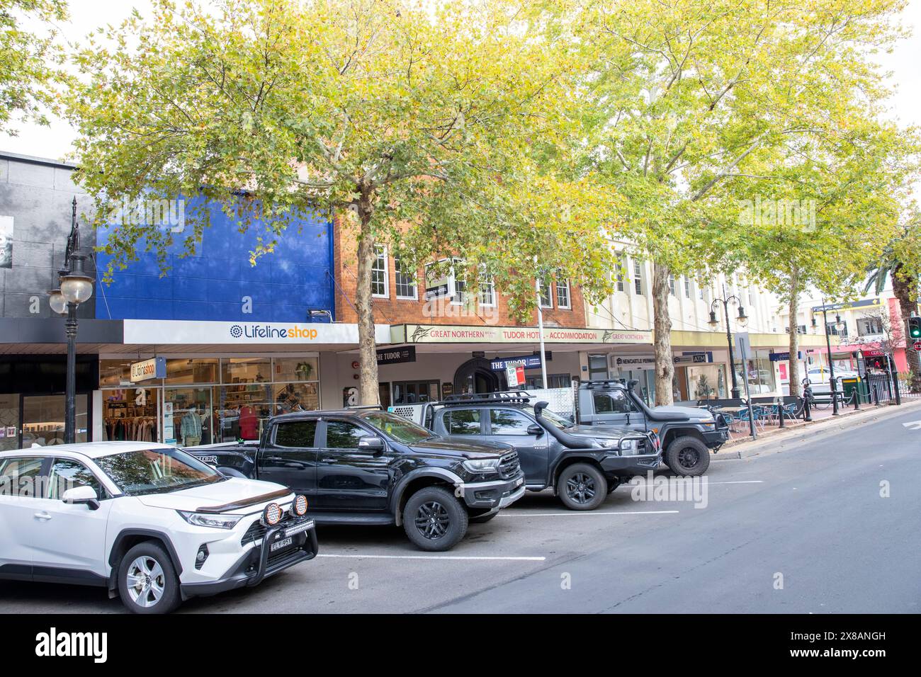 Tamworth, Regionalstadt in New South Wales, Australien, Geschäfte und Autos parken entlang der Peel Street, Stockfoto