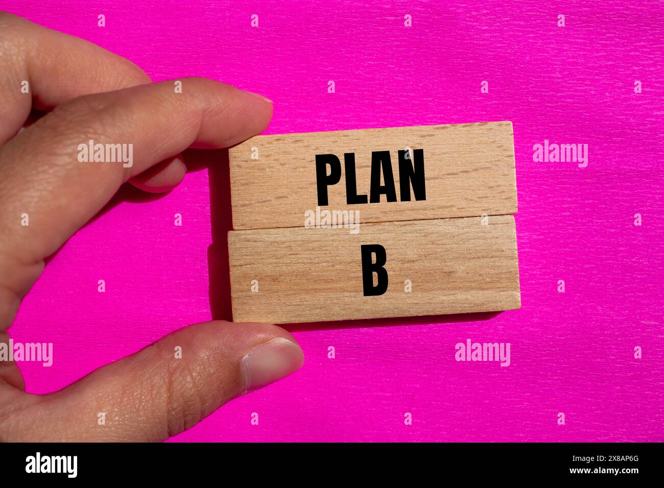 Plan b Wörter geschrieben auf Holzblöcken mit rosa Hintergrund. Symbol für konzeptionellen Plan b. Kopierbereich. Stockfoto