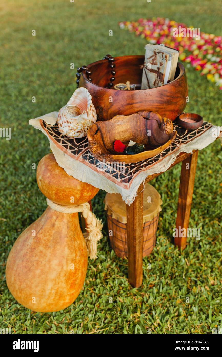 Hawaiianische Hochzeitszeremonie traditionelle Ausstellung mit Shell und lei Stockfoto