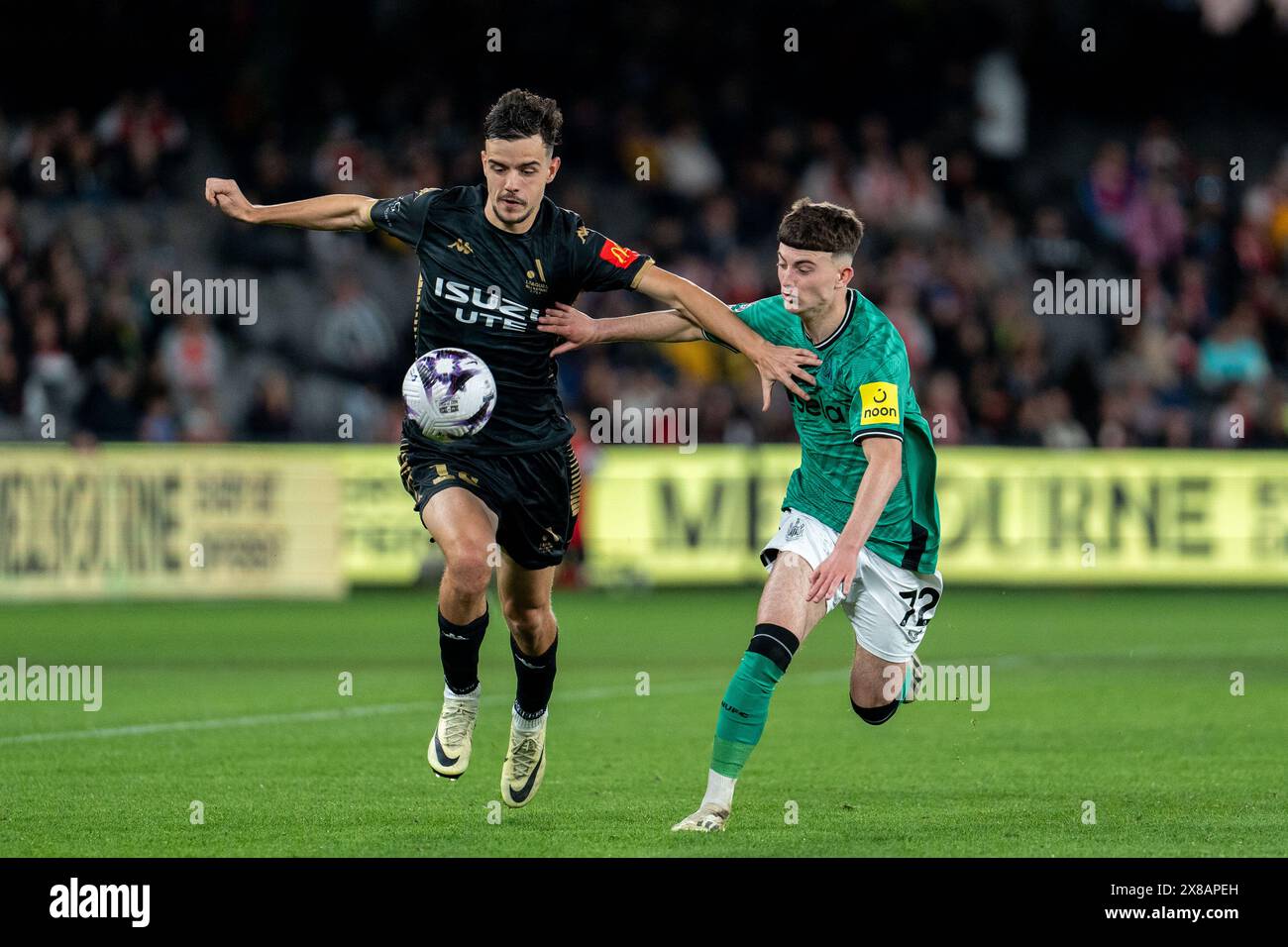 Melbourne, Australien. Mai 2024. Melbourne, Australien, 24. Mai 2024: Nicolas Milanovic (14 A-League Men All-Stars) und Dylan Charlton (72 Newcastle United FC) kämpfen im Marvel Stadium in Melbourne, Australien, um den Ball/das Duell. (NOE Llamas/SPP) Credit: SPP Sport Press Photo. /Alamy Live News Stockfoto