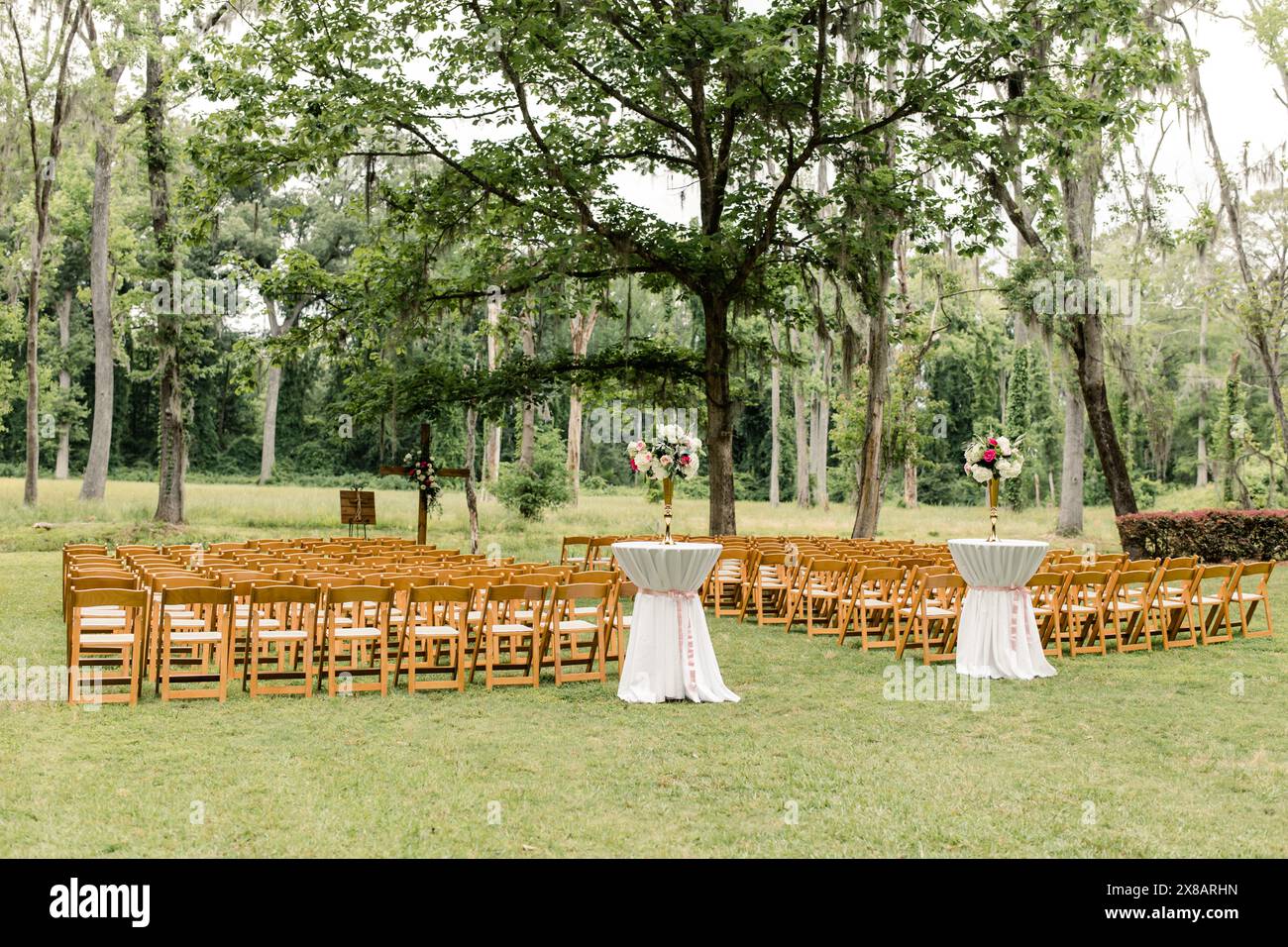 Hochzeitszeremonie im Freien mit Stühlen und Blumenarrangements Stockfoto