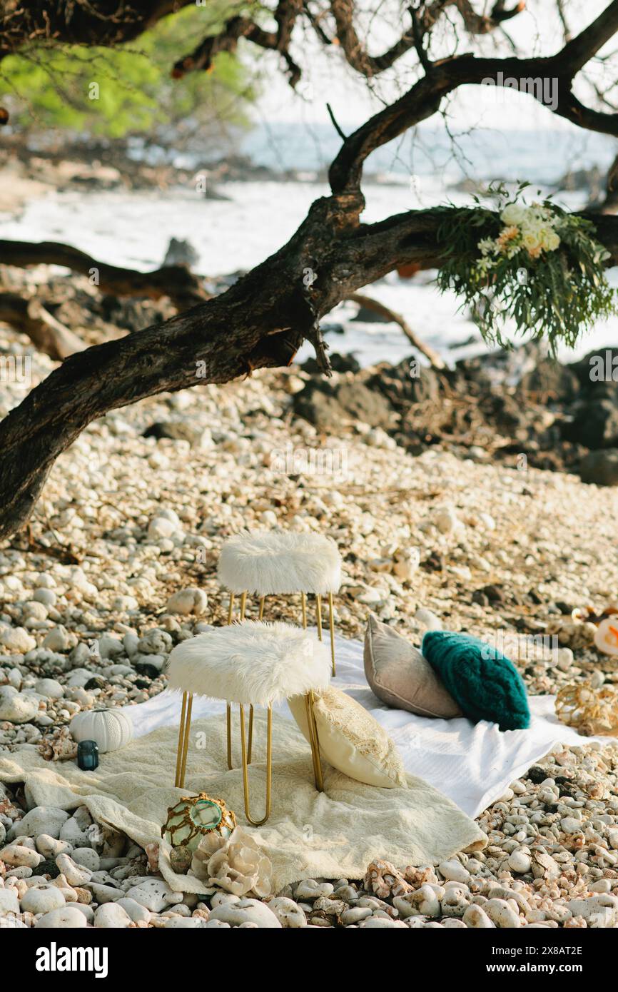 Strandpicknick am Korallen- und Lavasteinstrand auf hawaiianischer Insel Stockfoto