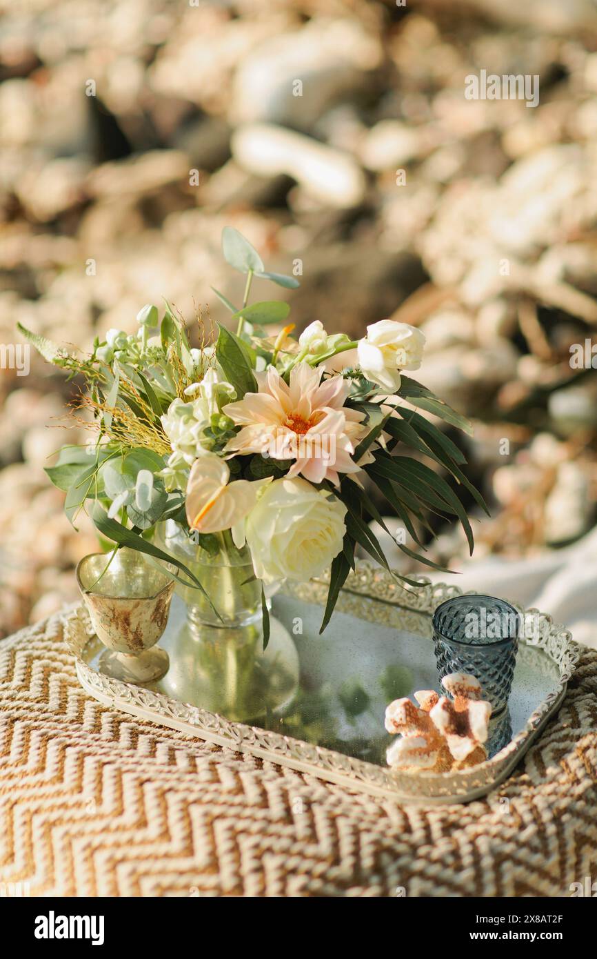 Tropische Blumenarrangements auf Spiegeltablett auf Hawaii Stockfoto