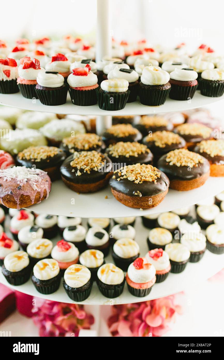 Eiskrapfen und Erdbeeren Cupcake am Desserttisch Stockfoto