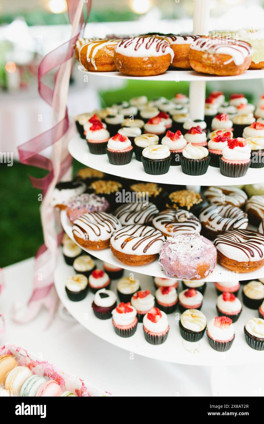 Eiskrapfen und Erdbeeren Cupcake am Desserttisch Stockfoto