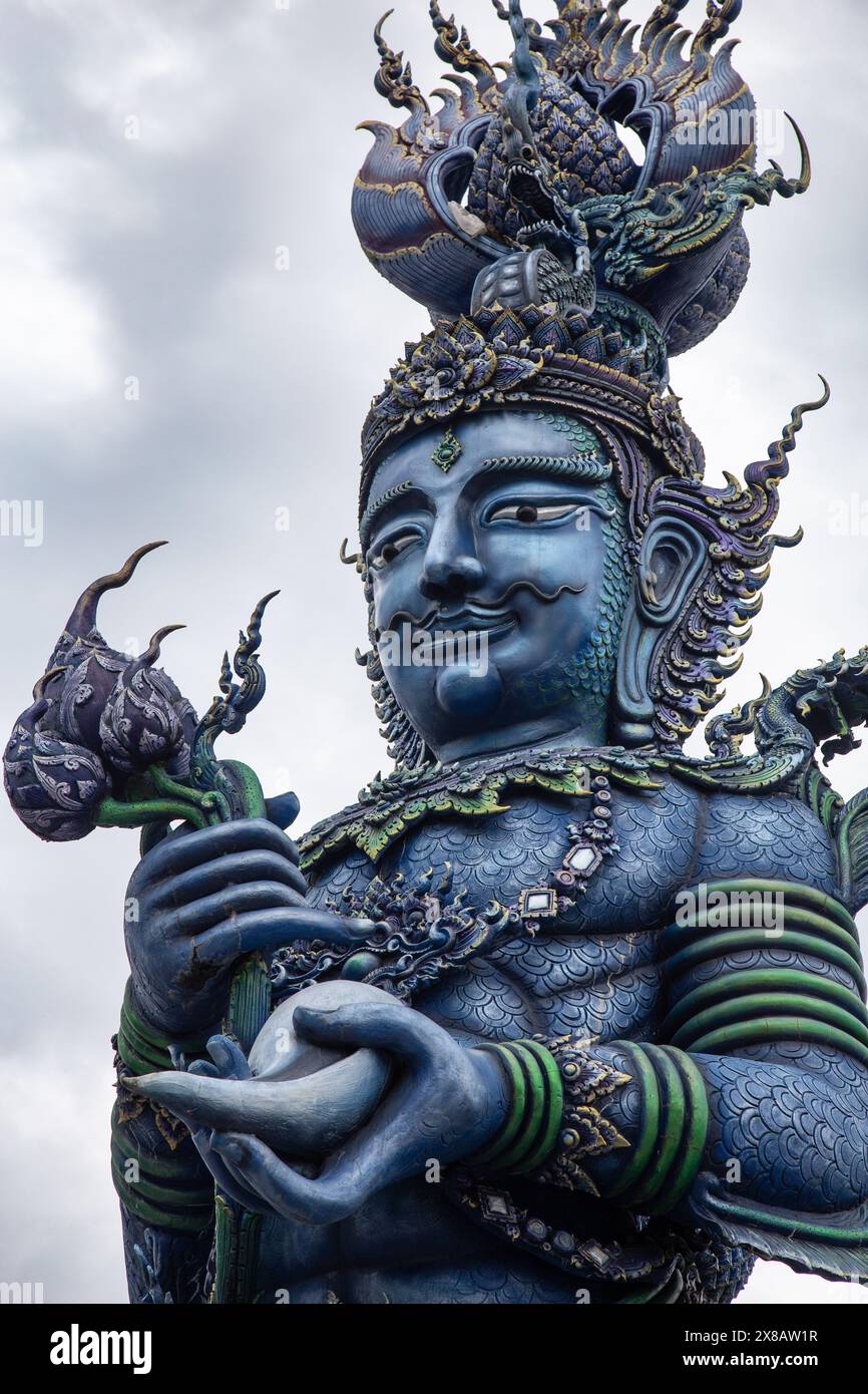 Gottheiten-Statuen am Blauen Tempel von Chiang Rai, Thailand Stockfoto