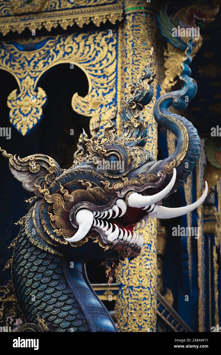 Drachenstatue am Blauen Tempel von Chiang Rai, Thailand Stockfoto