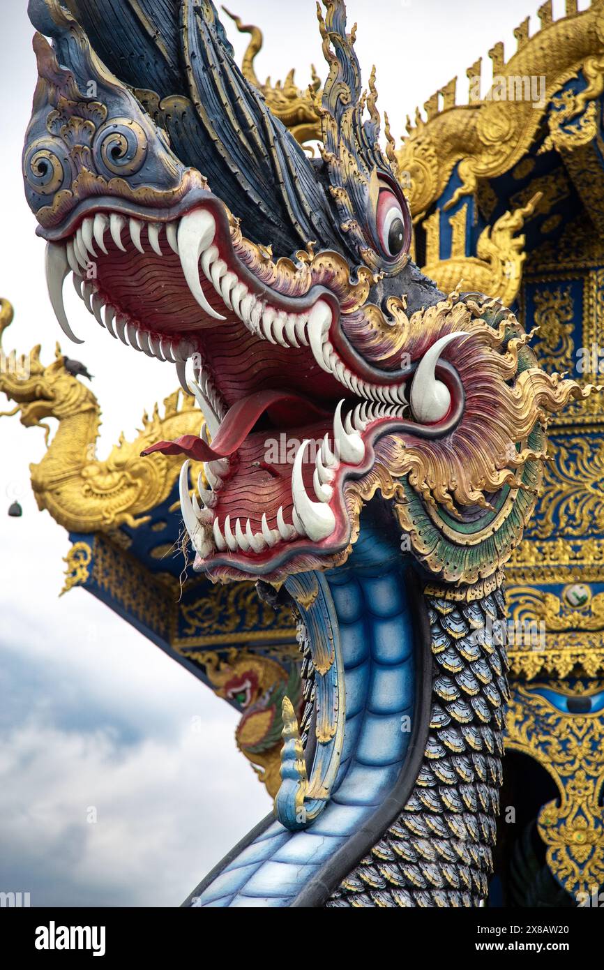 Drachenstatue am Blauen Tempel von Chiang Rai, Thailand Stockfoto