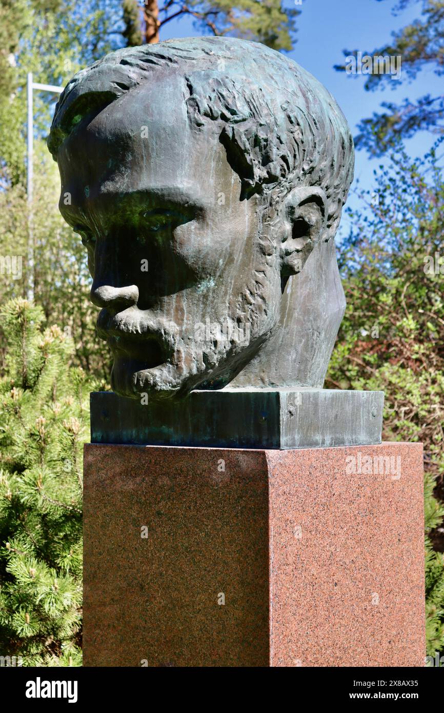 Skulptur im Museumspark Villa Gyllenberg vor dem Museumsgebäude in Kuusisaari, Helsinki, Finnland Stockfoto