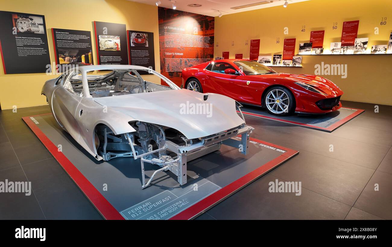 Innenraum des Ferrari-Museums in Maranello mit preisgekrönten Ferrari-Rennwagen. Maranello, Modena, Italien Stockfoto