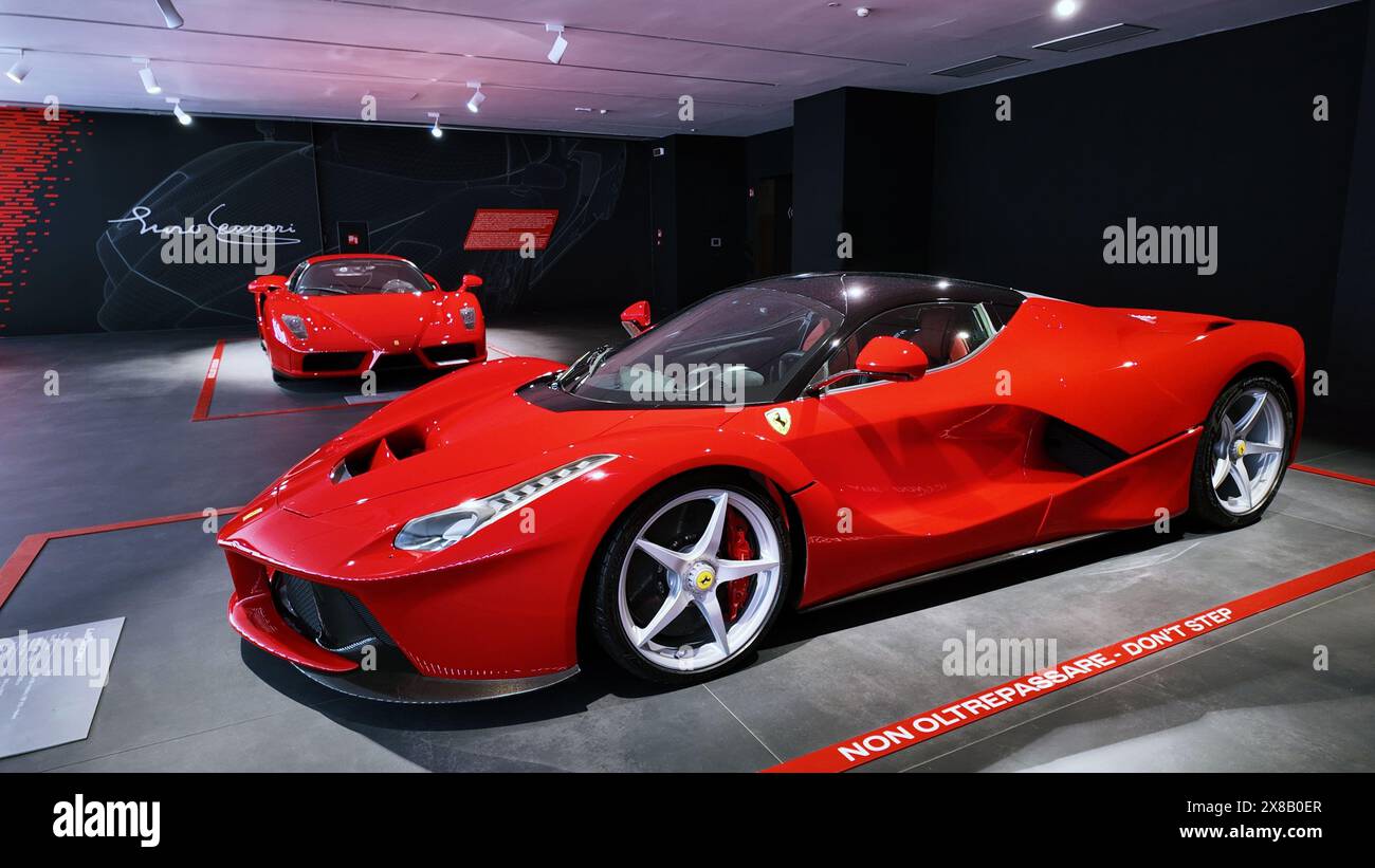 Innenraum des Ferrari-Museums in Maranello mit preisgekrönten Ferrari-Rennwagen. Maranello, Modena, Italien Stockfoto