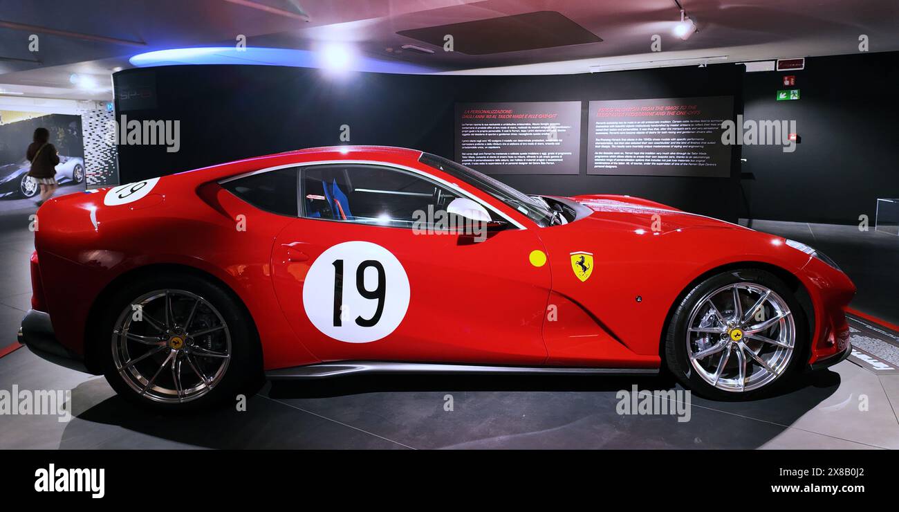 Innenraum des Ferrari-Museums in Maranello mit preisgekrönten Ferrari-Rennwagen. Maranello, Modena, Italien Stockfoto