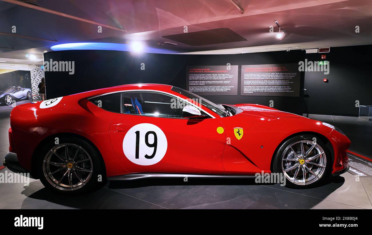 Innenraum des Ferrari-Museums in Maranello mit preisgekrönten Ferrari-Rennwagen. Maranello, Modena, Italien Stockfoto