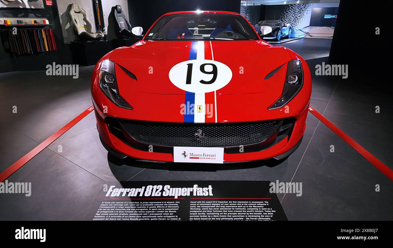 Innenraum des Ferrari-Museums in Maranello mit preisgekrönten Ferrari-Rennwagen. Maranello, Modena, Italien Stockfoto