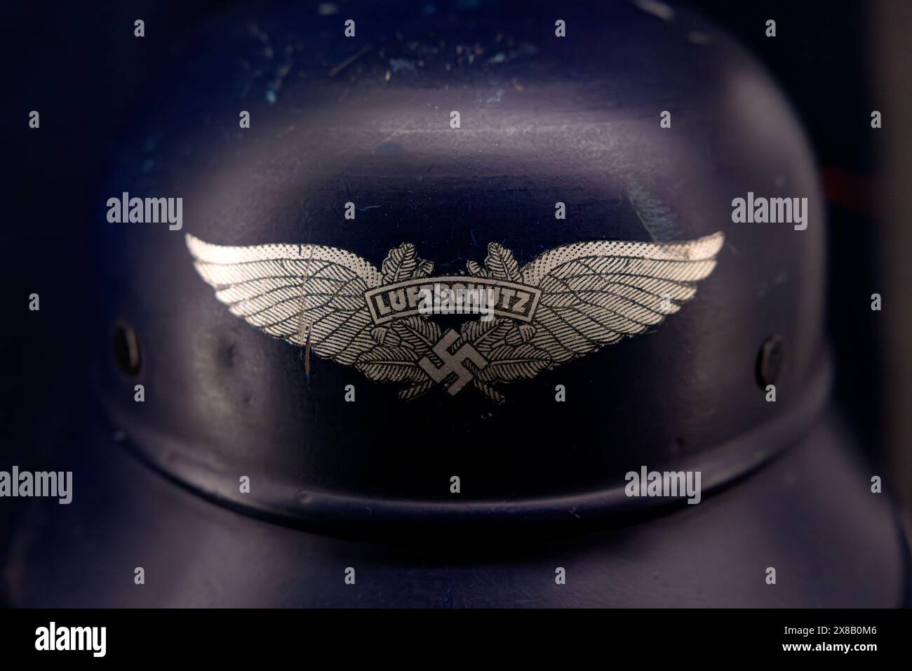Ein deutscher Helm aus der Nazizeit mit Hakenkreuz-Logo Stockfoto