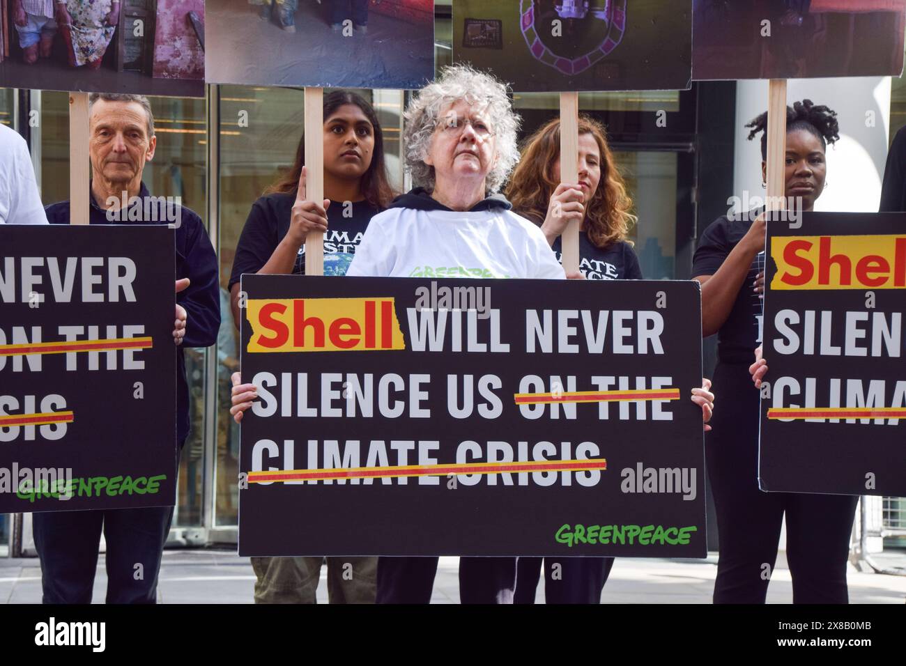 London, Großbritannien. Mai 2024. Greenpeace-Aktivisten stehen mit Plakaten vor dem Rolls Building, als der fossile Brennstoff-Gigant Shell die Umweltorganisation als Reaktion auf einen Protest im Jahr 2023 vor Gericht stellt, als Greenpeace-Aktivisten eine bewegliche Ölplattform besetzten. Quelle: Vuk Valcic/Alamy Live News Stockfoto