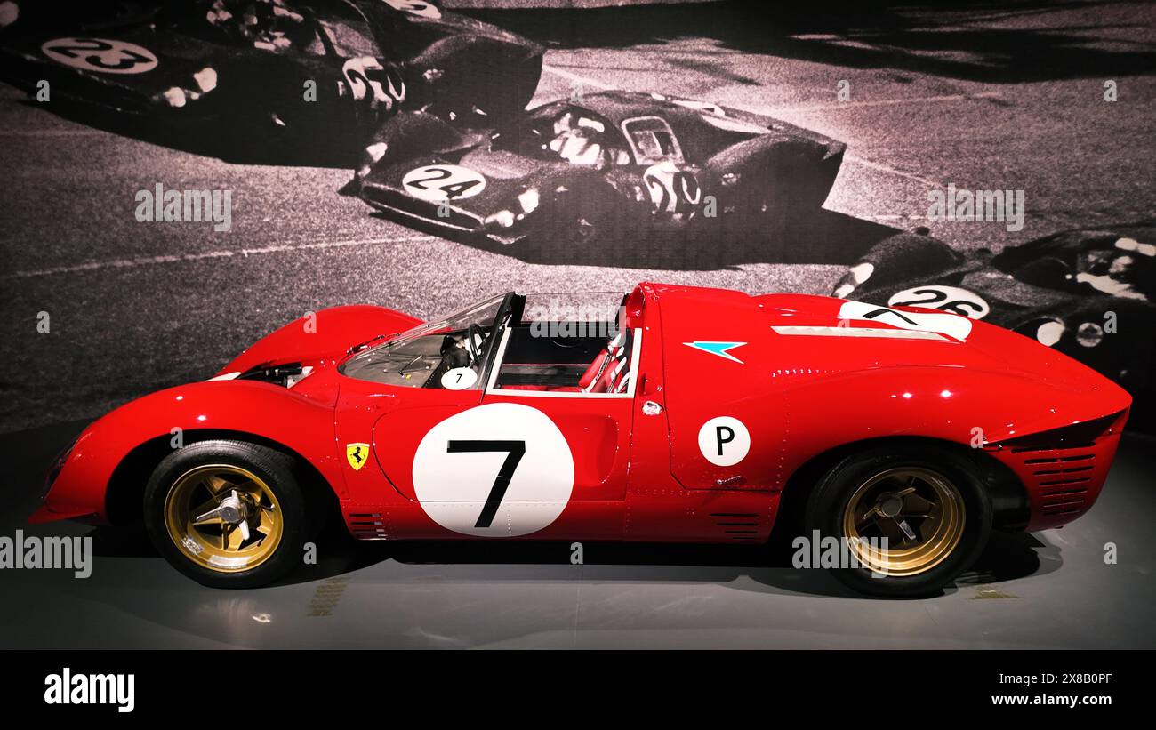 Innenraum des Ferrari-Museums in Maranello mit preisgekrönten Ferrari-Rennwagen. Maranello, Modena, Italien Stockfoto