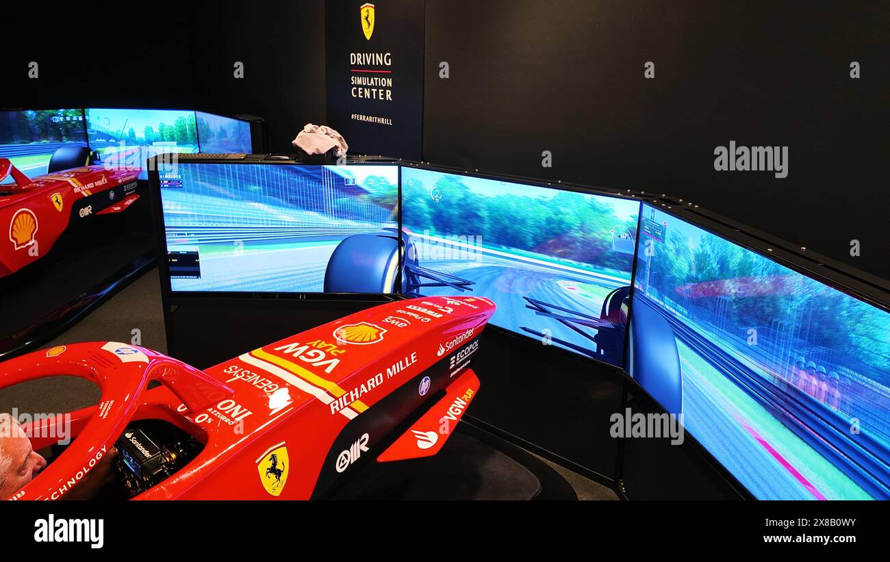 Innenraum des Ferrari-Museums in Maranello mit preisgekrönten Ferrari-Rennwagen. Maranello, Modena, Italien Stockfoto
