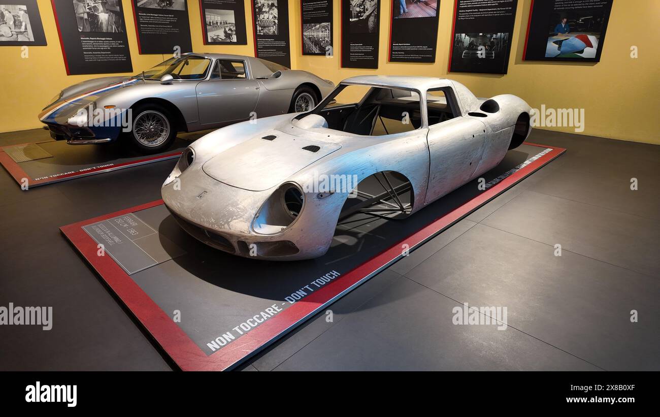 Innenraum des Ferrari-Museums in Maranello mit preisgekrönten Ferrari-Rennwagen. Maranello, Modena, Italien Stockfoto