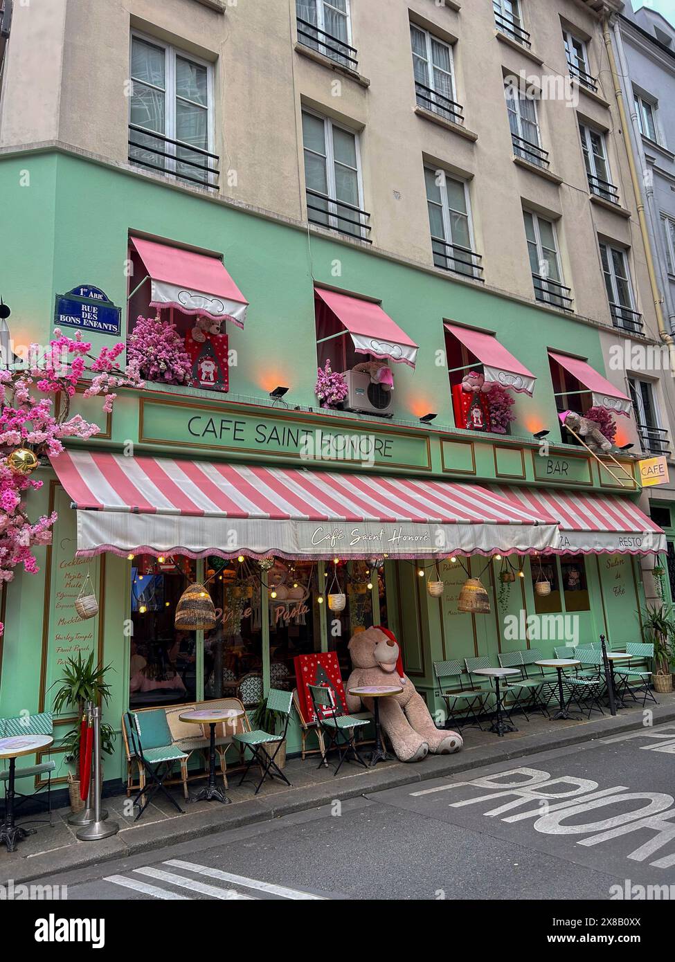 Paris, Frankreich, 'Cafe Saint Honoré', Pariser französische Cafétische auf der Terrasse, Bürgersteig, leere Restaurants, Blumendekoration Stockfoto