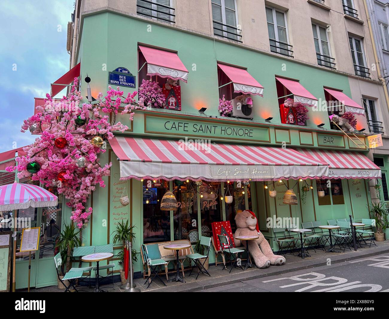 Paris, Frankreich, 'Cafe Saint Honoré', Pariser französische Cafétische auf der Terrasse, Bürgersteig, leere Restaurants, Blumendekoration Stockfoto