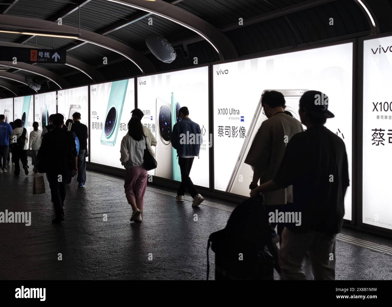 Vivo X100 Smartphone mit Zeiss Objektiv Lightbox Werbung auf U-Bahn-Station Gehweg in Shanghai, China Stockfoto