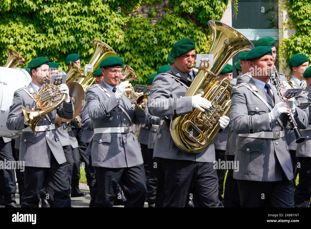 Berlin, Deutschland 24. Mai 2024: Begrüßung des Ministerpräsidenten der Republik Portugal - 24.05.2024 im Bild: Musikkorps der Bundeswehr mit Horn, Trompete und Tuba *** Berlin, Deutschland 24. Mai 2024 Begrüßung des Ministerpräsidenten der Republik Portugal 24 05 2024 Bild Copyright: XFotostandx/xReuhlx Stockfoto