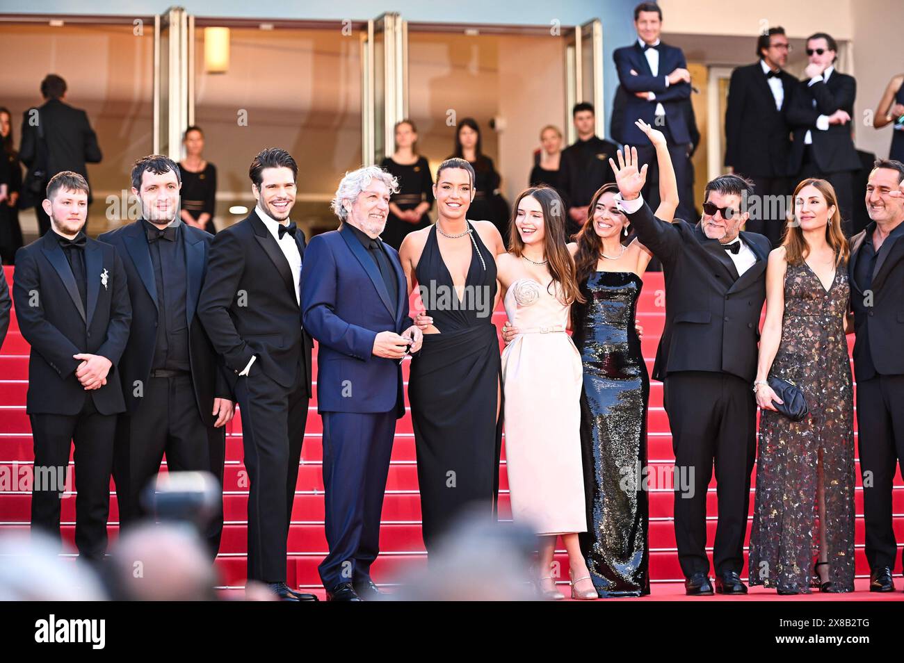 News - Lamour Ouf Beating Hearts Red Teppich - das 77. Jährliche Filmfestival von Cannes Anthony Bajon, Karim Laklou, Francois Civil, Alain Chabat, Adele Exarchopoulos, Mallory Wanecque, Elodie Bouchez, Alain Attal, Präsident der Internationalen Kritikwoche der Jury, Audrey Diwan, Gilles Lellouche besuchen den L Amour Ouf Beating Hearts Red Carpet beim 77. jährlichen Filmfestival in Cannes am 23. Mai 2024 im Palais des Festivals. Cannes Palais des Festival Frankreich Copyright: XStefanosxKyriazisx/xLiveMediax LPN 1366689 Stockfoto