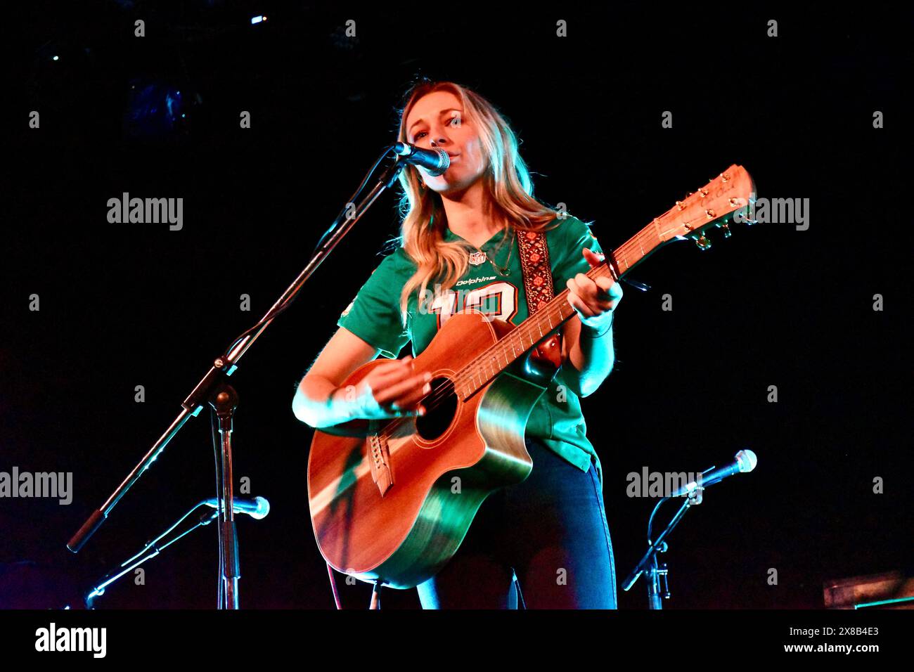 Stockton-on-Tees, Großbritannien. 23. Mai 2024. Harriet Rose, gebürtige Sängerin und Songwriterin aus Sheffield, spielte ein Soloset am Georgian Theatre, Stockton-on-Tees und unterstützte das schottische Volkstrio Talisk. Ihr Indie/Americana-Sound fesselte das Publikum von Anfang bis Ende. Quelle: James Hind/Alamy Live News Stockfoto