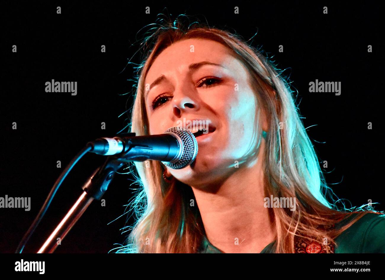 Stockton-on-Tees, Großbritannien. 23. Mai 2024. Harriet Rose, gebürtige Sängerin und Songwriterin aus Sheffield, spielte ein Soloset am Georgian Theatre, Stockton-on-Tees und unterstützte das schottische Volkstrio Talisk. Ihr Indie/Americana-Sound fesselte das Publikum von Anfang bis Ende. Quelle: James Hind/Alamy Live News Stockfoto