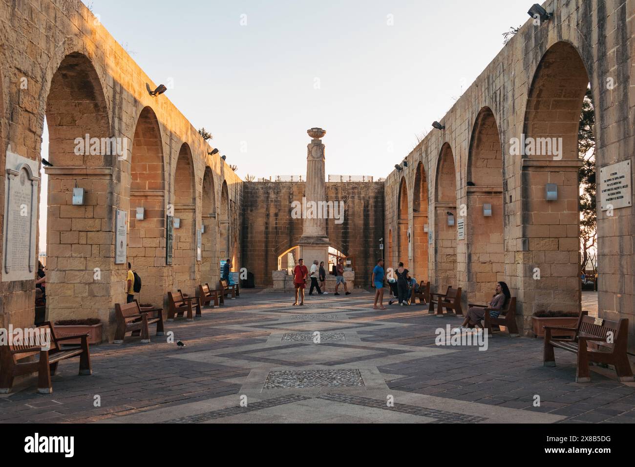 Ein von Bogengängen umgebenes Denkmal in den Upper Barakka Gardens, Valletta, Malta Stockfoto