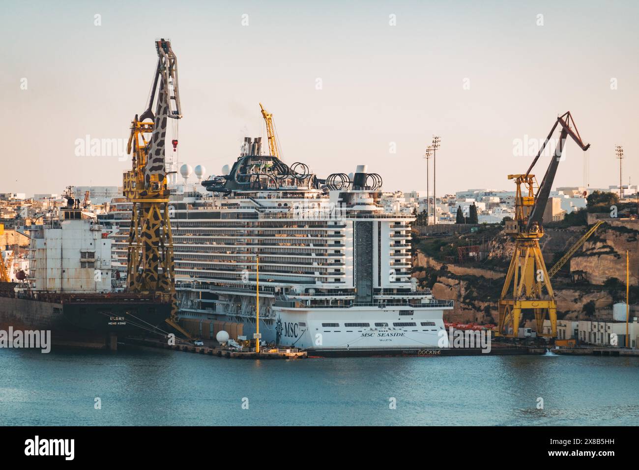 Die MSC Seaside, ein großes Kreuzfahrtschiff, ist im Trockendock Nr. 6 auf der Palumbo Werft in Valletta, Malta, in Dienst gestellt Stockfoto