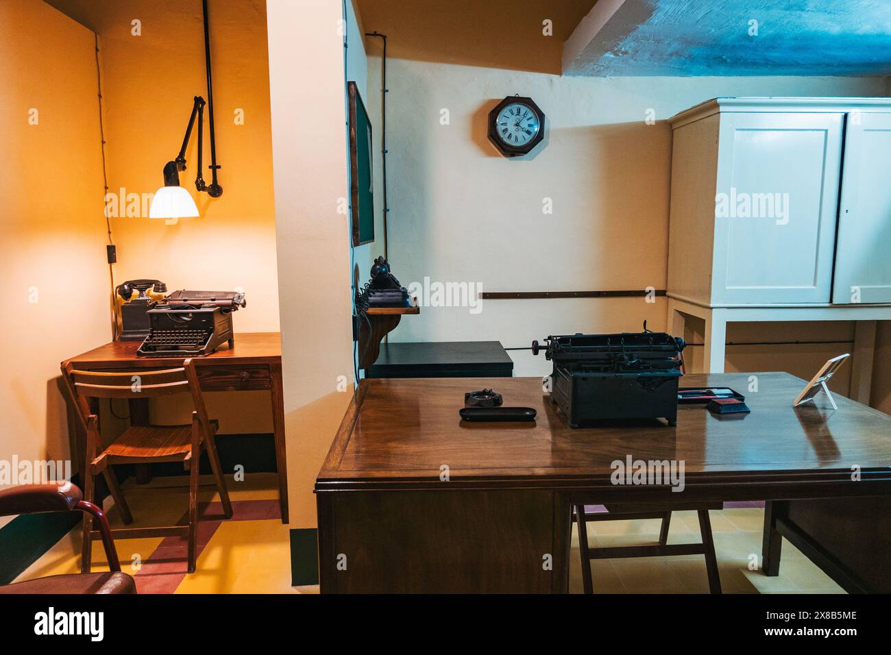 Schreibmaschinen auf Schreibtischen in den historischen Lascaris war Rooms aus dem Zweiten Weltkrieg in Valletta, Malta Stockfoto