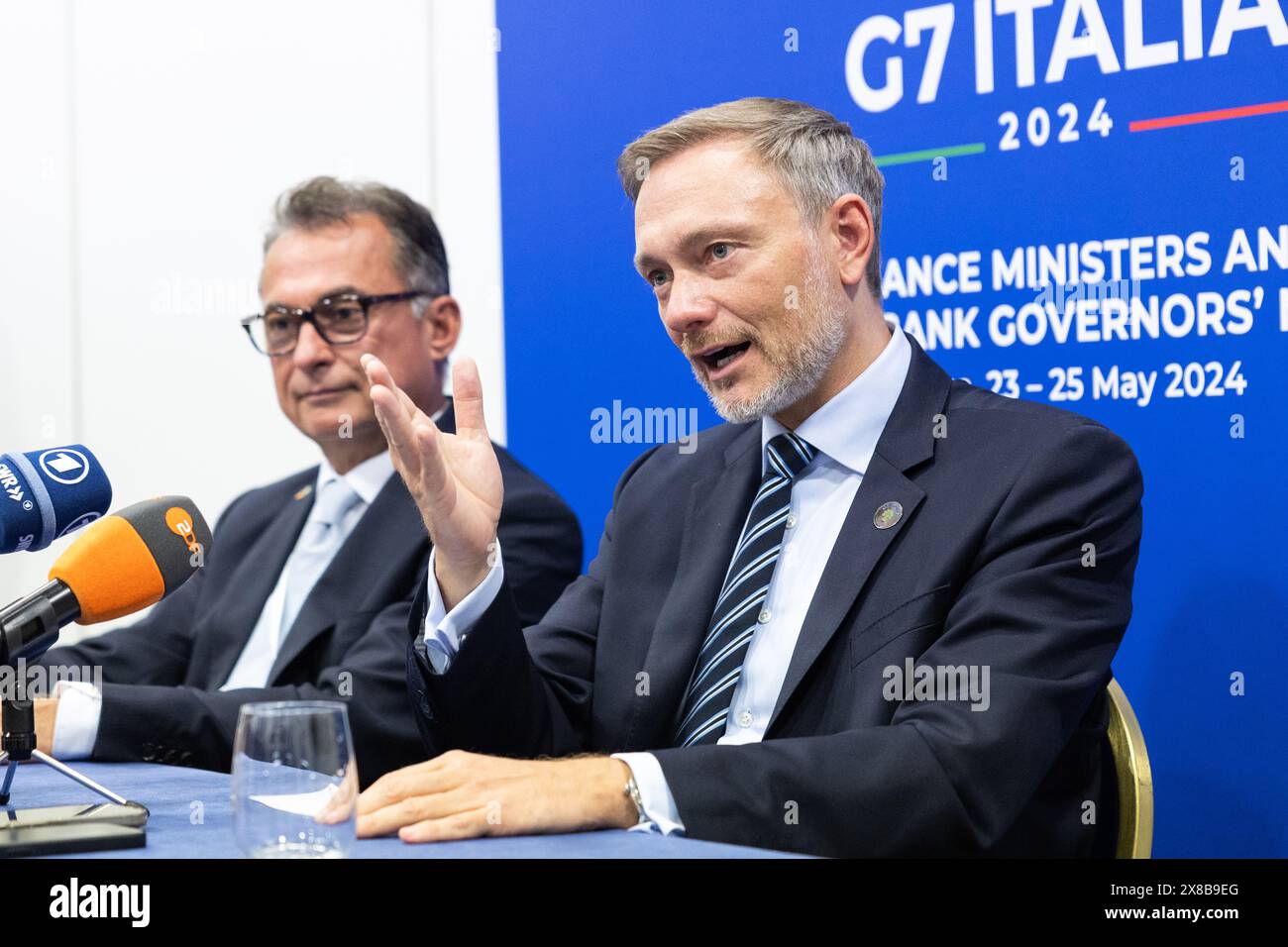 Stresa, Italien. Mai 2024. Bundesfinanzminister Christian Lindner (FDP) und Präsident der Deutschen Bundesbank Joachim Nagel sprechen auf einer Pressekonferenz während des G7-Finanzministertreffens. In diesem Jahr führt Italien den Vorsitz der Gruppe der Sieben wichtiger westlicher Industrienationen. Quelle: Hannes P. Albert/dpa/Alamy Live News Stockfoto