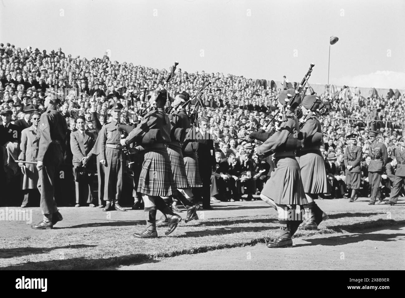 Aktuell 08–1945: Alliierter internationaler Feldzug. Fußball Norwegen - Dänemark 1:5 im Ullevaal-Stadion. Ein festliches Merkmal im Programm. Im Ullevaal-Stadion waren die schottischen Dudelsackspieler in ihren bunten Röcken. An der Spitze marschiert ein sterner Sergeant von der Kaisergarde. Foto: Th. Skotaam und Leif Ørnelund / aktuell / NTB dieser Bildtext wird automatisch übersetzt Stockfoto