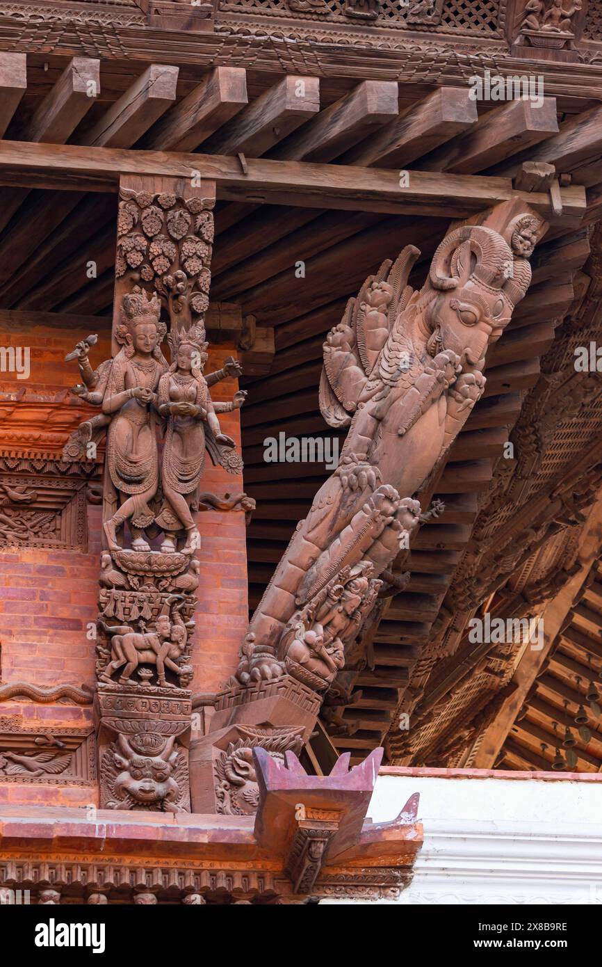 Holzschnitzerei mit Darstellung von hinduistischen Gottheiten am Changu Narayan Tempel, Kathmandu Durbar Square, Kathmandu, Nepal. Stockfoto