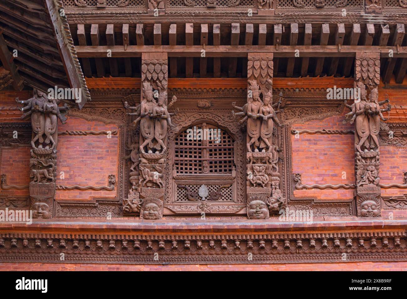 Schnitzerei, die hinduistische Gottheiten am Changu Narayan Tempel, Kathmandu Durbar Square, Kathmandu, Nepal darstellt. Stockfoto