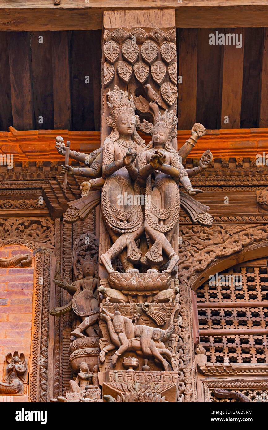 Holzschnitzerei Statue von Lord Vishnu mit Göttin Lakshmi am Kathmandu Durbar Square, Kathmandu, Nepal. Stockfoto