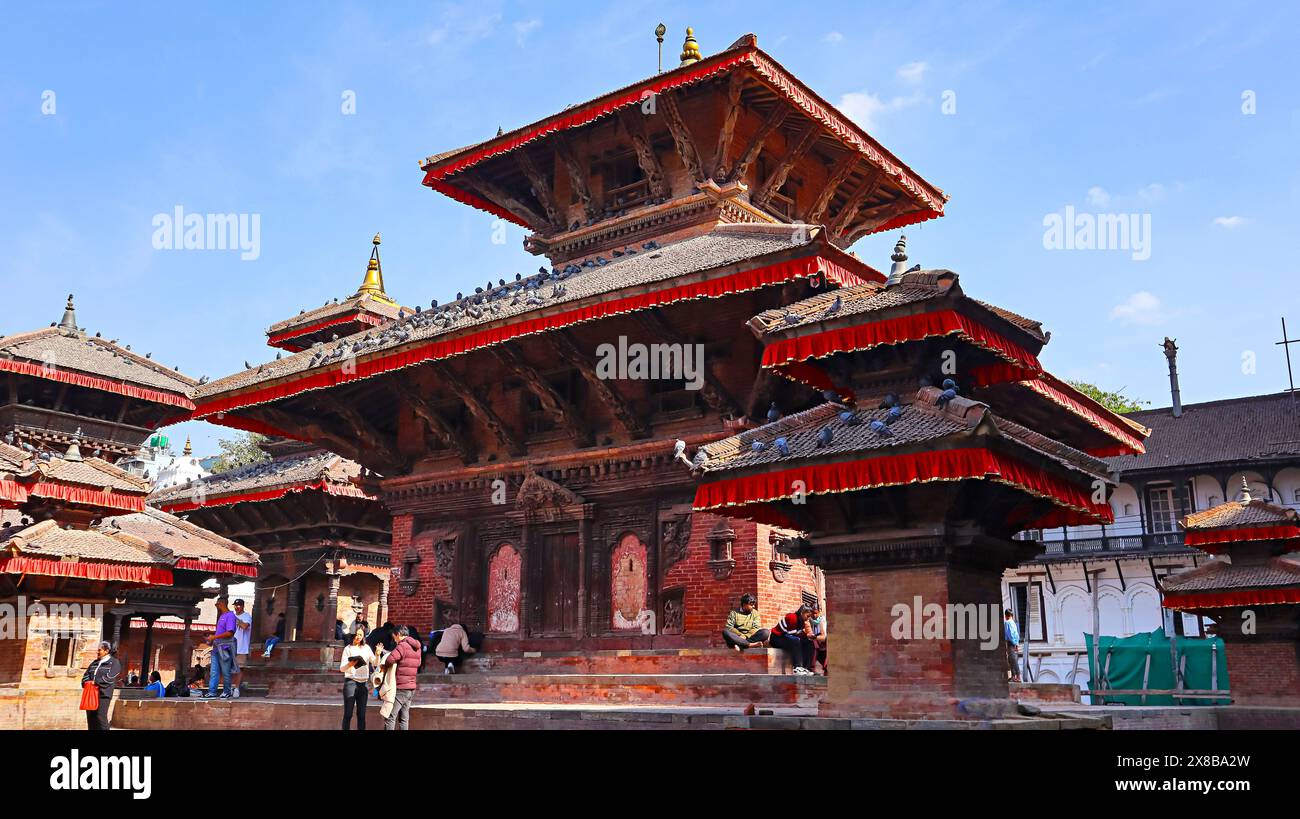 NEPAL, KATHMANDU, Dezember 2023, Tourist am Jagannath Tempel, älteste Struktur des Platzes, Tempel aus dem 16. Jahrhundert erbaut während der Herrschaft von Mahendra Malla, Kat Stockfoto