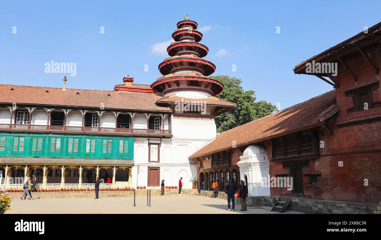 NEPAL, KATHMANDU, Dezember 2023, Tourist am 5-stöckigen Tempel von Panchmukhi Hanuman, Kathmandu Durbar Platz Stockfoto