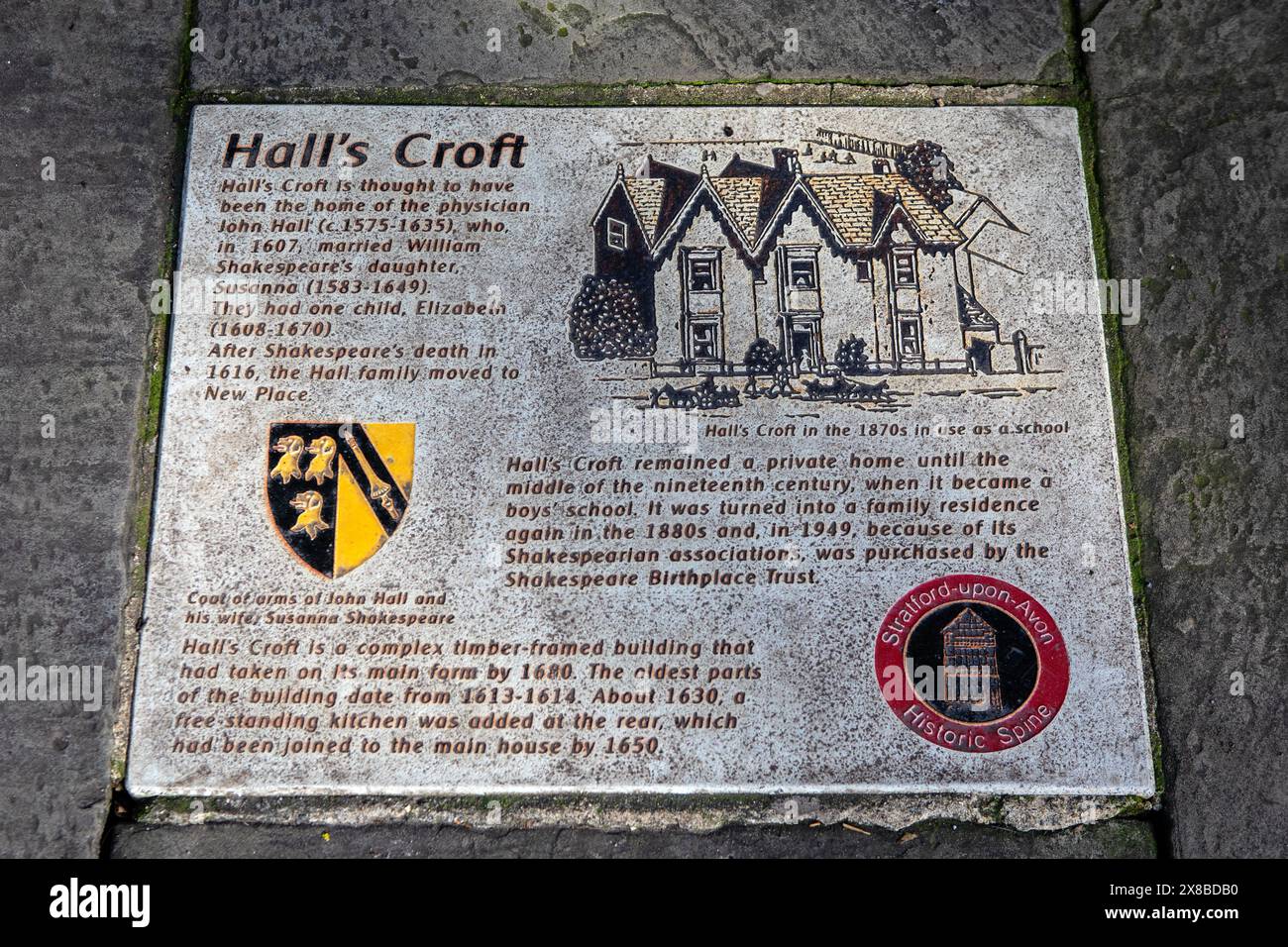 Stratford-upon-Avon, Vereinigtes Königreich - 12. Februar 2024: Eine Gedenktafel in Halls Croft in der Altstadt von Stratford-upon-Avon, Großbritannien, die die Geschichte der Stadt beschreibt. Stockfoto