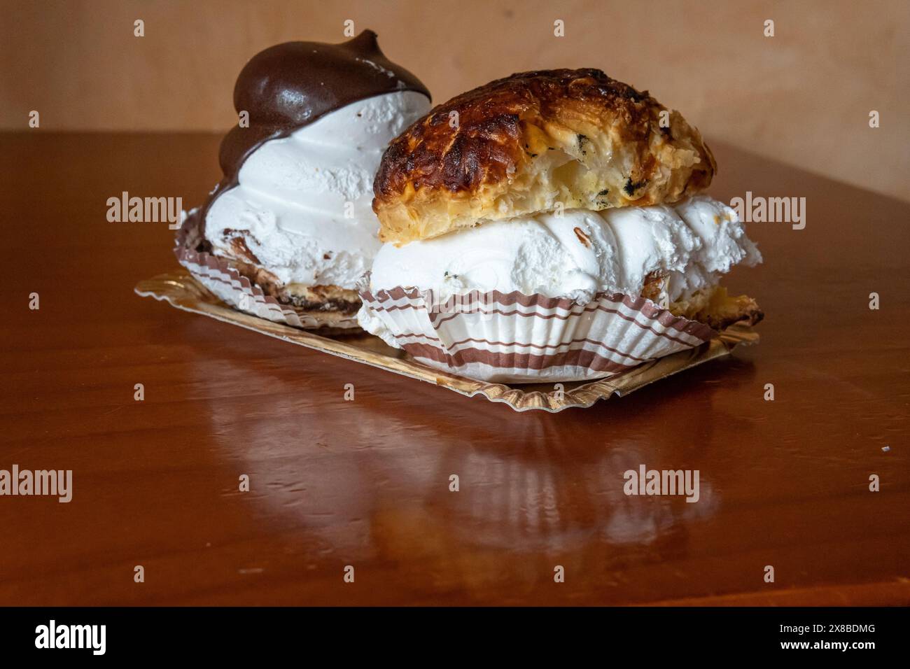 Nahaufnahme von zwei Kuchen aus Meringue, typisch für die Insel Mallorca, Spanien Stockfoto