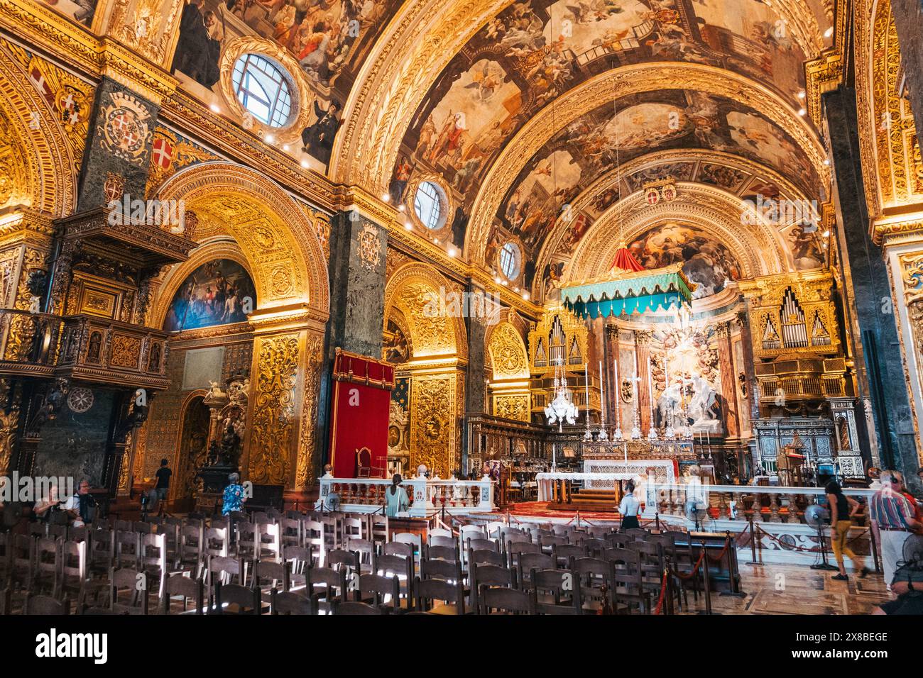 Ein großer Blick auf das Innere der St. John's Co-Cathedral in Valletta, Malta, mit den kunstvollen Details des Altars und der umliegenden Dekoration. Stockfoto