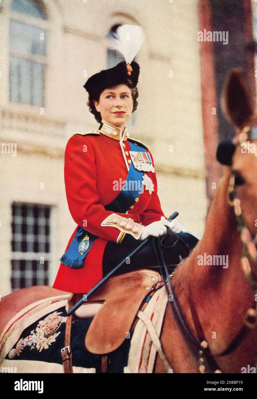 Prinzessin Elizabeth, spätere Königin Elizabeth II., bei Trooping the Colour, 1951. Seine Majestät König Georg VI. Konnte aufgrund gesundheitlicher Erkrankungen nicht an der Trooping the Colour teilnehmen, so dass seine Tochter Prinzessin Elizabeth seinen Platz einnahm. Prinzessin Elizabeth ritt ein Pferd namens Winston. Stockfoto